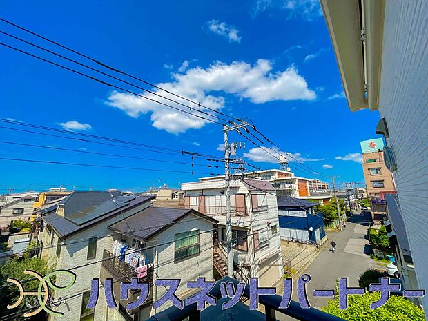 周辺は高い建物が無く、解放感が感じられます。