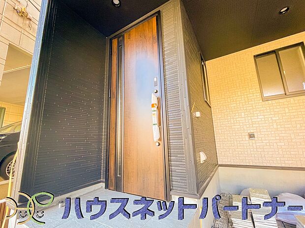 玄関の扉を開けるとそこは家族の待つお家。笑い声が聞こえてきそう。