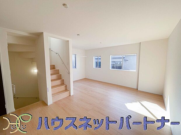 階を移動する際にリビングを通る、リビングイン階段。自然なかたちで家族が集まるため、お子様の個室が1階や3階にある場合でも、毎日の挨拶や会話が増えやすくなります。