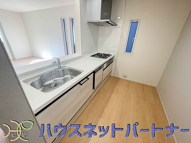 ビルトイン食器洗乾燥機完備。家事のお手伝いをしてくれる奥様の味方です。食器を洗っている間にお掃除など、様々なシーンで家事の時短に役立つ食洗機。省スペースのビルトインタイプを採用致しました。