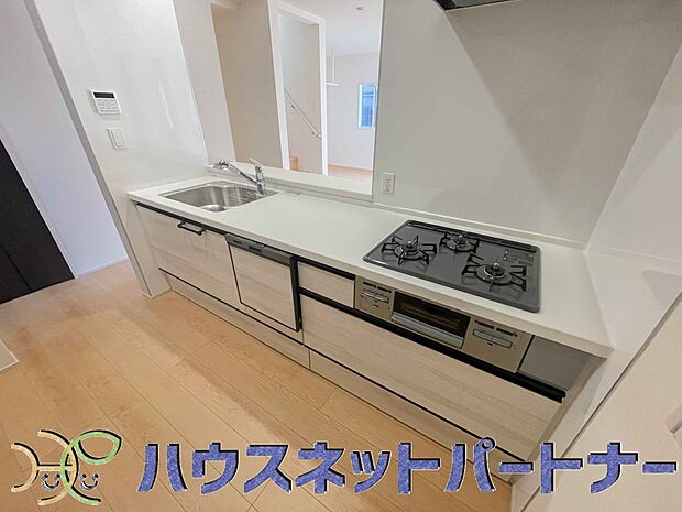 三口コンロで料理の幅を拡げてくれる使いやすいシステムキッチンを採用。洗い場も大きいので野菜や食器を洗ったりする際にも捗り、奥様の強い味方となってくれるはずです。