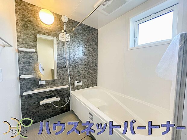 高級感溢れるカラーと大きさ・柔らかな曲線で構成された半身浴も楽しめるバスタブが心地よさをもたらします。窓もあるので換気もしっかりできますね。