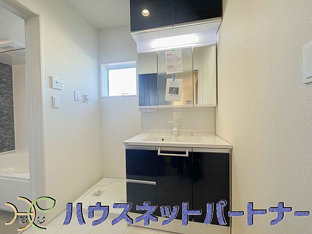 十分な大きさの洗面台は、身だしなみチェックや歯磨きなど、朝の慌ただしい時間でもホテルライクなスペースで余裕とゆとりを感じて頂けます。