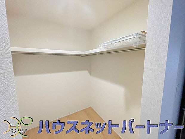 ウォークインクローゼットのメリットは、衣類の他、バッグやアクセサリーなど、身につけるものを一部屋に集めて管理できること。必要なときに見つけやすいです。