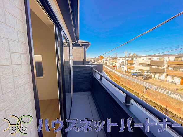 青い空が近くに感じるバルコニーは、爽やかな風をお部屋へ運んでくれます。