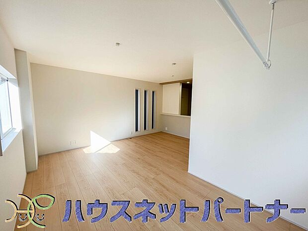 リビングは、食事スペースと寛げる場所設けてもまだ余裕の広さ。明るい光が照らしてくれます。