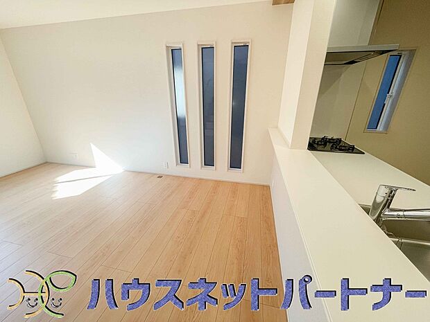 明るく開放的なオープンキッチン。家族とのコミュニケーションが取りやすく、みんなの笑顔が溢れます。