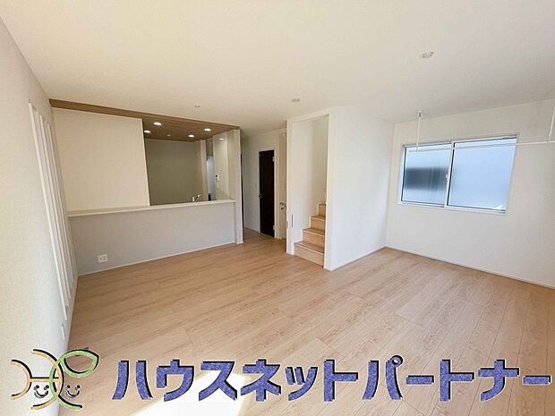 リビングは、食事スペースと寛げる場所設けてもまだ余裕の広さ。明るい光が照らしてくれます。