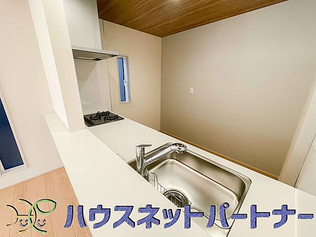 家族の様子を見ながらキッチンでお料理。一日の出来事を会話しながらの家事は嬉しいコミュニケーション。