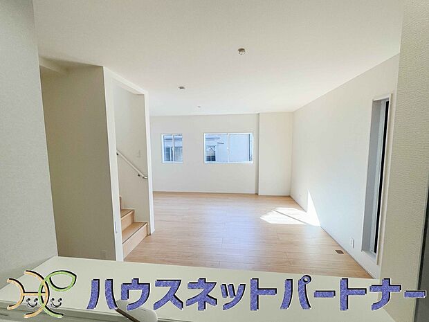 キッチン吊戸棚を無くす事によって、コミュニケーションを重視した設計に致しました。区画によって変わる一体感を、実際にご覧になって頂けましたらと思います。