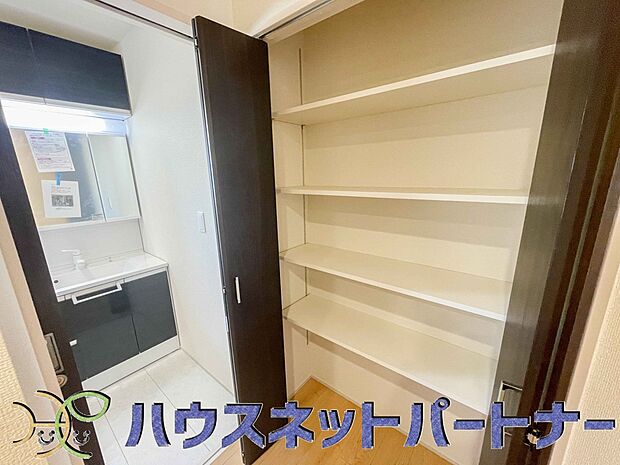 パントリー（食料庫）常温保存できるパン、お米、調味料、缶詰など、日常的に使うものや未開封の食品の収納にぴったり。棚にものを並べて収納すれば、何が足りないのかひと目で確認できます。