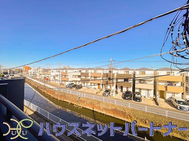 周辺は高い建物が無く、解放感が感じられます。