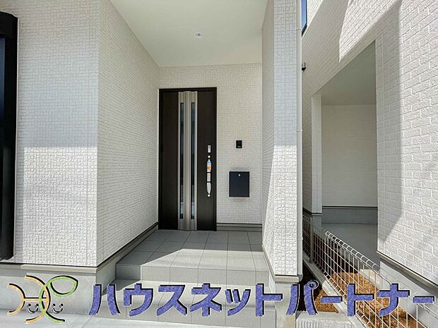玄関の扉を開けるとそこは家族の待つお家。笑い声が聞こえてきそう。