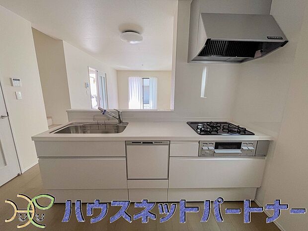 三口コンロで料理の幅を拡げてくれる使いやすいシステムキッチンを採用。洗い場も大きいので野菜や食器を洗ったりする際にも捗り、奥様の強い味方となってくれるはずです。