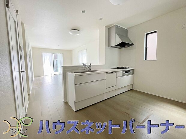 家族の様子を見ながらキッチンでお料理。一日の出来事を会話しながらの家事は嬉しいコミュニケーション。