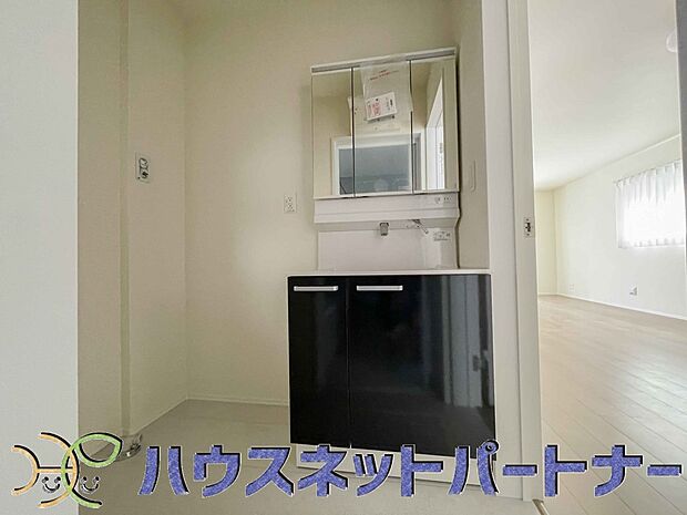 家の中でも特にプライベートスペースとなる洗面所は、洗濯場所と浴室を同じ空間でまとめております。小窓を設置しておりますので、熱気などが籠りやすい空間でちょっとした空気の入れ替えを。