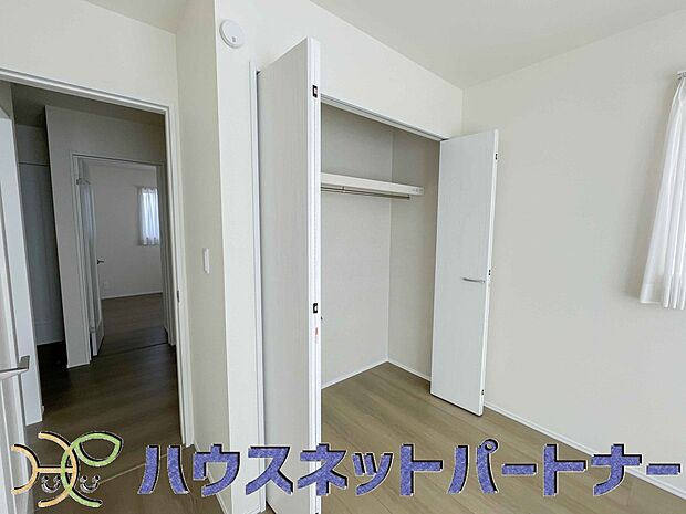 壁面クローゼットのメリットは、衣類が横一列に並ぶためひと目で洋服が選びやすいこと。衣類をたくさんお持ちの方も、限られたスペース内に無理なく収納することができます。