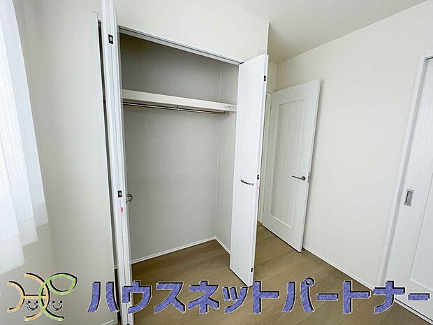 多くの人がお困りの住まいの収納。壁面クローゼットがあればタンスを置く必要がなく、出っ張りのないスッキリ空間を維持できます。限られたスペースを有効に活用できそう。