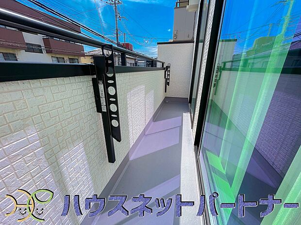 青い空が近くに感じるバルコニーは、爽やかな風をお部屋へ運んでくれます。