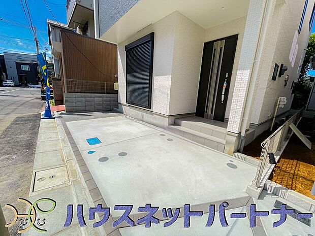玄関横に駐車場なのでお買い物をした後は楽にお家へ。沢山お買物した時は助かりますね。