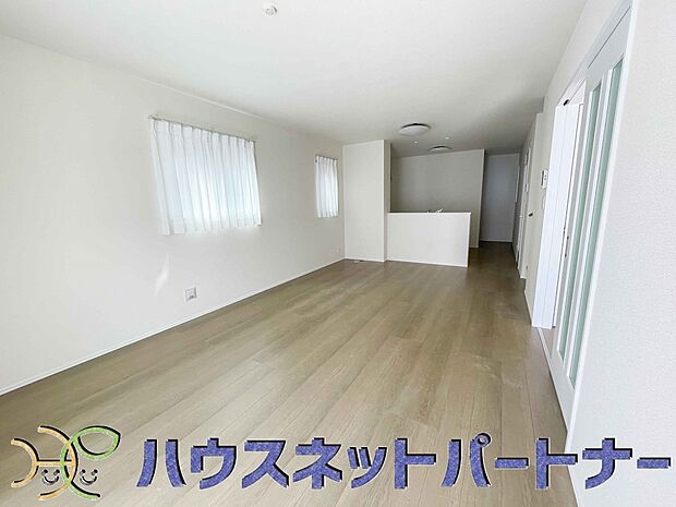 リビングは、食事スペースと寛げる場所設けてもまだ余裕の広さ。明るい光が照らしてくれます。