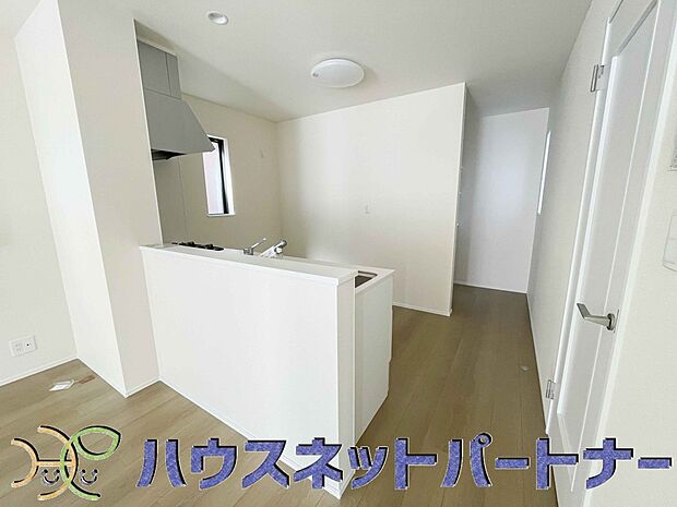 家族の様子を見ながらキッチンでお料理。一日の出来事を会話しながらの家事は嬉しいコミュニケーション。