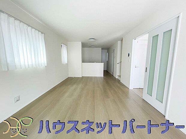 カウンターキッチンなら、リビングで遊ぶ子供の様子を見ながら料理ができるので安心です。料理を運んでもらったり、子供にお手伝いしてもらいやすいのもいいですね♪