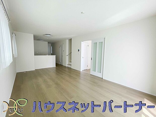 明るく開放的なダイニング。家族とのコミュニケーションが取りやすく、みんなの笑顔が溢れます
