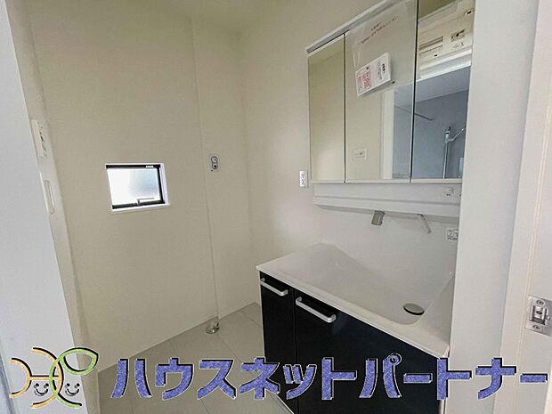 広い脱衣所、洗面台も大きなサイズを設置。建売では見ない広さと解放感。