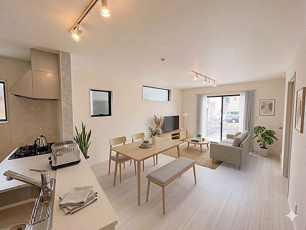 陽だまりのある光彩豊かなリビングは、何よりも快適で心休まる時間を過ごせます。（家具はイメージです）