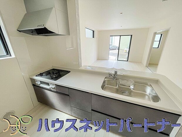 家族の様子を見ながらキッチンでお料理。一日の出来事を会話しながらの家事は嬉しいコミュニケーション。