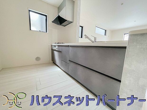 カウンターキッチンは広くて収納力もあるので、快適に料理をすることができます。食器や炊事用具を手の届くところに配置しやすいため調理もスピーディーです。