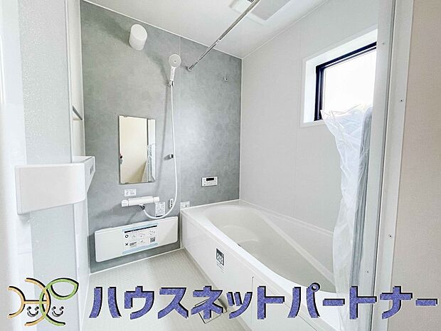 全身浴と半身浴ができる高い機能性と、満水容量を削減して水道・光熱費を節約しました。デザインとエコ性能を両立させた、これからのスタンダード浴槽です。