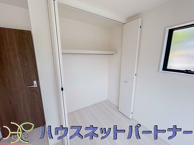 壁面クローゼットのメリットは、衣類が横一列に並ぶためひと目で洋服が選びやすいこと。衣類をたくさんお持ちの方も、限られたスペース内に無理なく収納することができます。