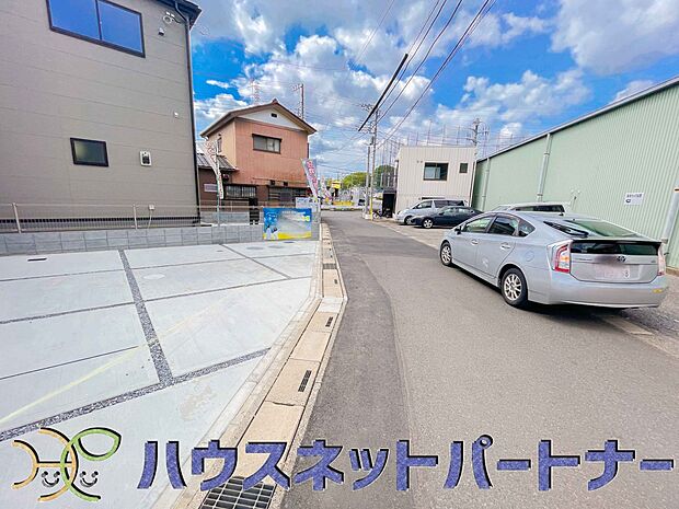 前面道路でお車を駐車するのも楽々。