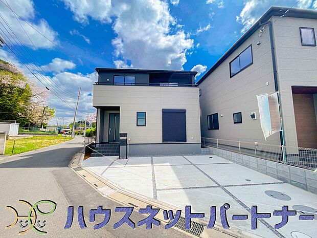 駐車場がある戸建を持つ最大のメリットは、駐車場代金を支払い続ける必要がないことです。賃貸住宅に住んでいる方が、戸建の購入を考えるきっかけに挙げることが多いようです。
