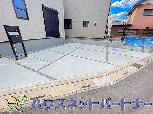 玄関横に駐車場なのでお買い物をした後は楽にお家へ。沢山お買物した時は助かりますね。