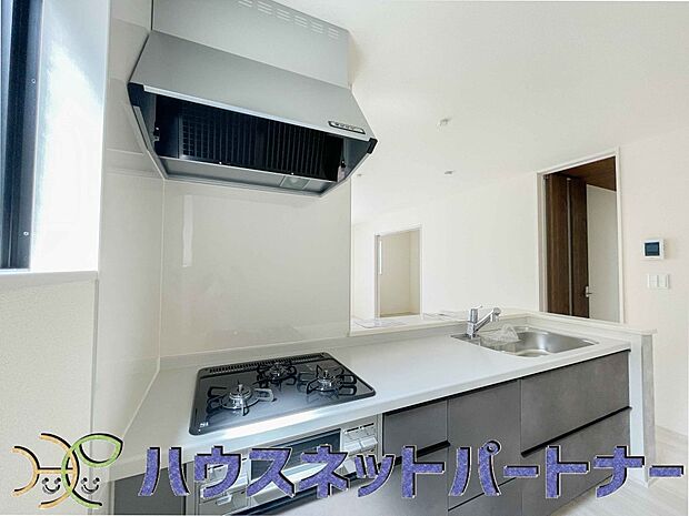 三口コンロで料理の幅を拡げてくれる使いやすいシステムキッチンを採用。洗い場も大きいので野菜や食器を洗ったりする際にも捗り、奥様の強い味方となってくれるはずです。