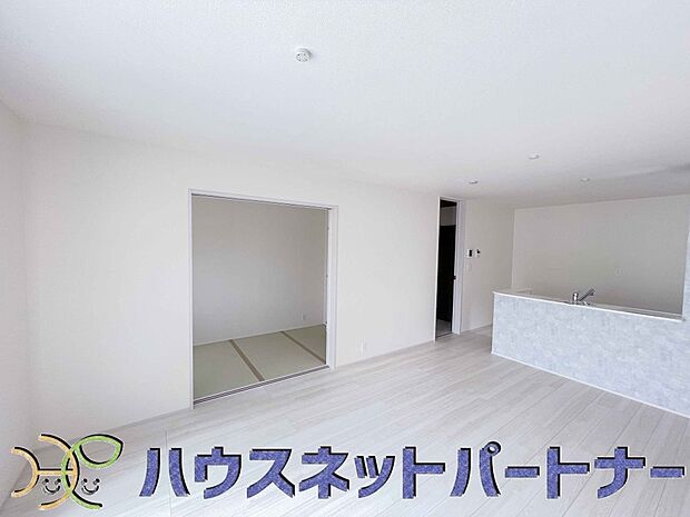お料理できたらカウンターから手渡しができます。家族で会話をしながらお料理を楽しく。