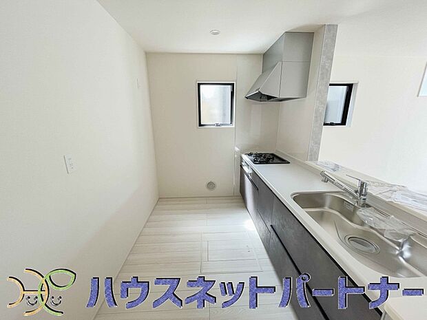 人工大理石のワークトップやシンクは、水を流しただけできれいになったように見えます。白いキッチンは明るく清潔感があり、とっても素敵です。