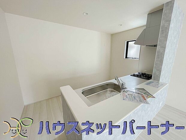 リビングにいるお子様と会話をしながら家事ができるカウンターキッチン。いま手があいているか、忙しそうなのか相手の様子を伺いながらコミュニケーションをとる訓練にもなります。