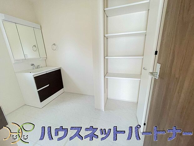 タオルやリネンを収納するリネン庫はすっきりおしゃれに収納したいと誰もが思うこと。そう・・・理想はホテルのリネン庫といったところでしょうか。