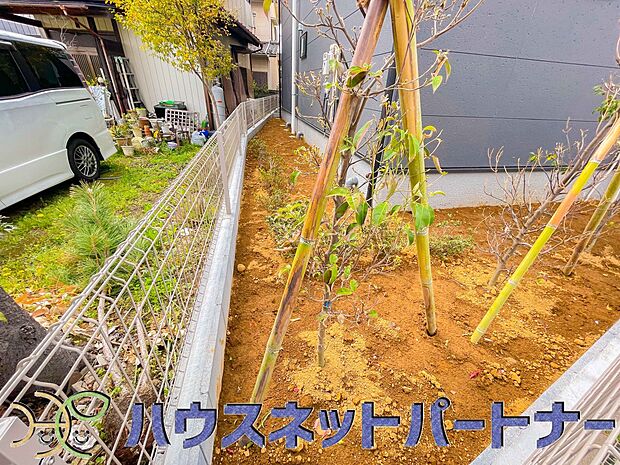 自宅に土いじりが出来るスペースって本当にいいですよね。季節のお花を植えてみては如何ですか。