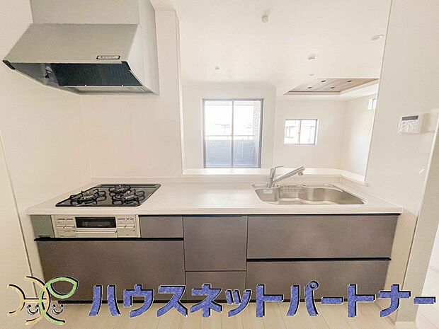 家族の様子を見ながらキッチンでお料理。一日の出来事を会話しながらの家事は嬉しいコミュニケーション。