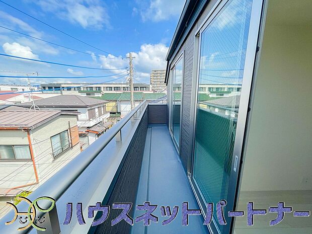 青い空が近くに感じるバルコニーは、爽やかな風をお部屋へ運んでくれます。