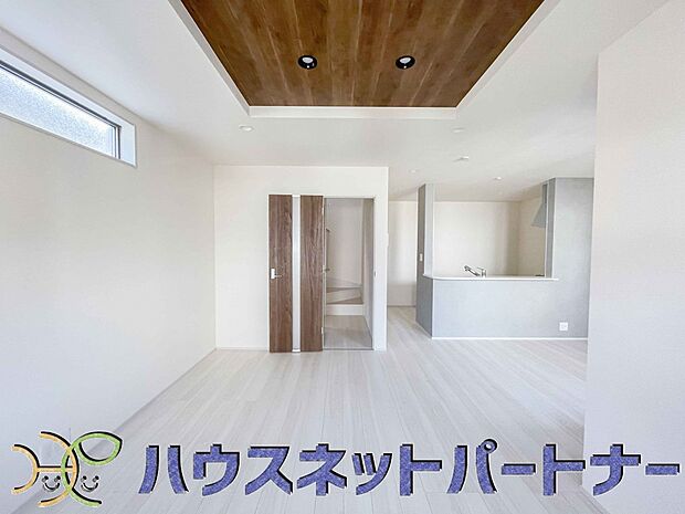 カウンターキッチンなら、リビングで遊ぶ子供の様子を見ながら料理ができるので安心です。料理を運んでもらったり、子供にお手伝いしてもらいやすいのもいいですね♪