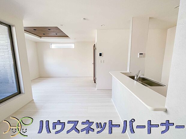 リビングにいるお子様と会話をしながら家事ができるカウンターキッチン。いま手があいているか、忙しそうなのか相手の様子を伺いながらコミュニケーションをとる訓練にもなります。