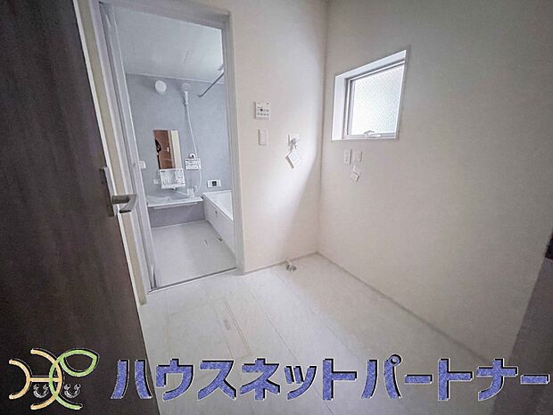 広い脱衣所、洗面台も大きなサイズを設置。建売では見ない広さと解放感。