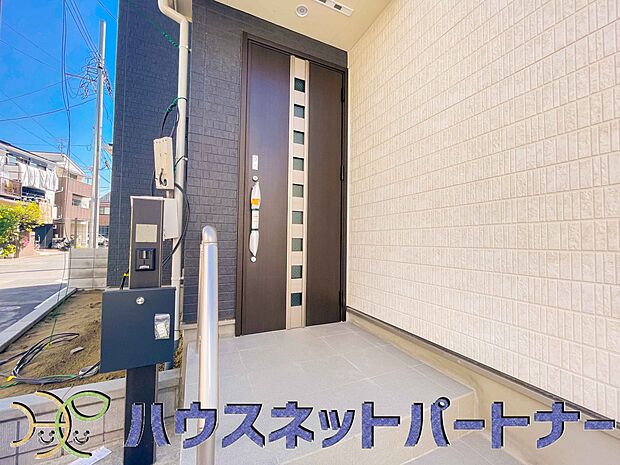 玄関前に季節のお花を置いて可愛く演出してみてはいかがですか。楽しいお家造りが待っています。