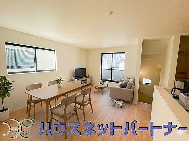 太陽の光が照らす明るいリビングは、開放感があり通風・採光に優れ、心地よい光と風が舞い込んできます。心休まるリビングは何よりも快適な時間を過ごせます。（家具はイメージです）
